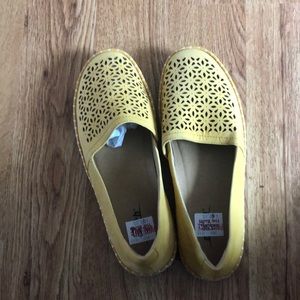 Light weight leather earth shoes